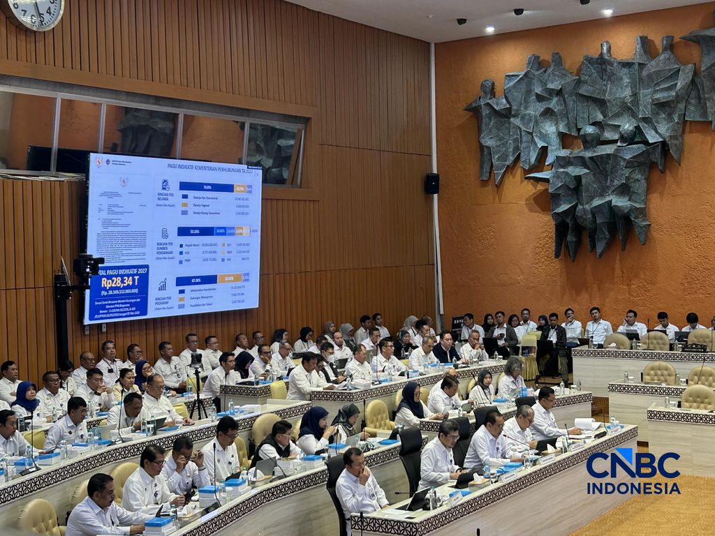 Sekretaris Jenderal Kemenhub, Arif Toha Tjahjagama saat mengikuti Rapat Dengar Pendapat dengan Komisi V dan Eselon I Kementerian Perhubungan RI di Komplek Parlemen, Jakarta, Kamis (2/7/2026). Sekretaris Jenderal Kemenhub, Arif Toha Tjahjagama saat mengikuti Rapat Dengar Pendapat dengan Komisi V dan Eselon I Kementerian Perhubungan RI di Komplek Parlemen, Jakarta, Kamis (2/7/2026). (CNBC Indonesia/Elga Nurmutia)