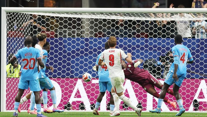 Soccer Football - FIFA World Cup 2026 - Round of 32 - England v DR Congo - Atlanta Stadium, Atlanta, Georgia, U.S. - July 1, 2026 Englands Harry Kane scores their first goal REUTERS/Paul Childs