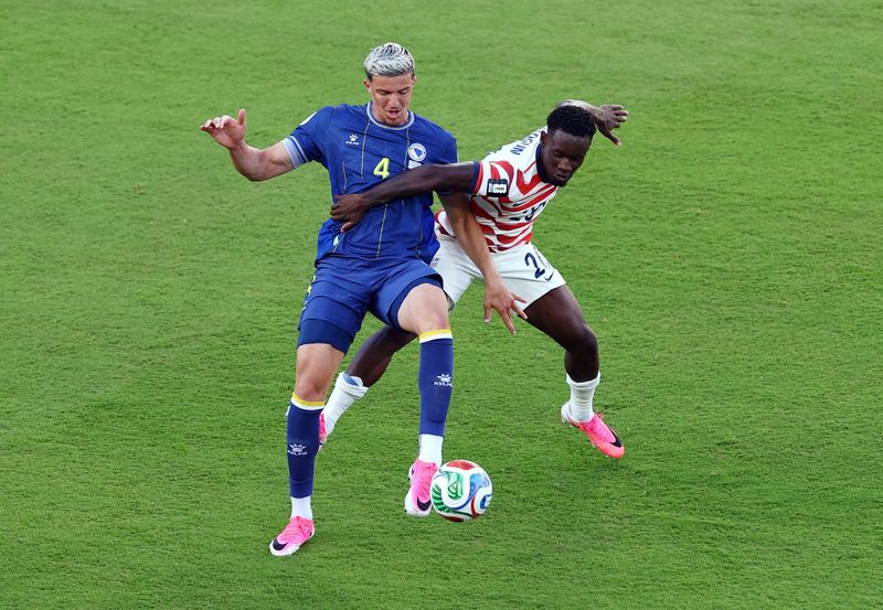 SOCCER-WORLDCUP-USA-BIH/ Soccer Football - FIFA World Cup 2026 - Round of 32 - United States v Bosnia and Herzegovina - San Francisco Bay Area Stadium, Santa Clara, California, U.S. - July 1, 2026 Folarin Balogun of the U.S. fouls Bosnia and Herzegovina's Tarik Muharemovic before being shown a red card REUTERS/Pedro Nunes TPX IMAGES OF THE DAY