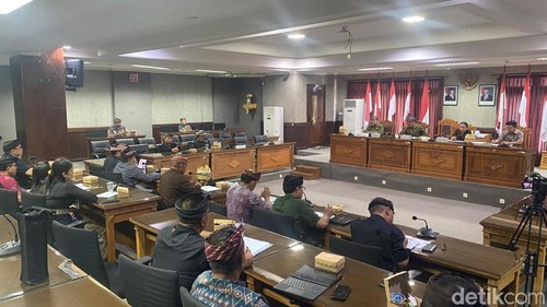 Suasana rapat kerja antara Pansus III DPRD dengan beberapa OPD terkait perizinan, Kamis (2/7/2026) (foto: I Wayan Selamat Juniasa)