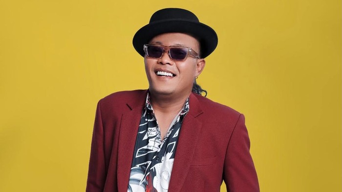 Sule kembali meramaikan musik dengan single Cewek Komalan, mengangkat fenomena TikTok Live. Lagu ini satir dan mengingatkan netizen untuk bijak di dunia maya.