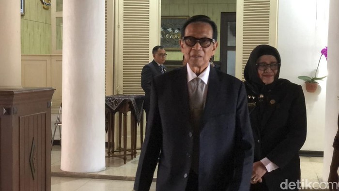 Gubernur Daerah Istimewa Yogyakarta (DIY), Sri Sultan Hamengku Buwono X usai menghadiri rapat paripurna di Gedung DPRD Provinsi DIY, Kamis (2/7/2026).