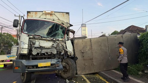 Tabrakan truk trailer dan truk box di jalan nasional jurusan Denpasar-Gilimanuk, tepatnya di depan kantor BRI Bajera, Kecamatan Selemadeg, Tabanan, Bali, Kamis (2/7/2026). (Foto: Dok. Polres Tabanan)