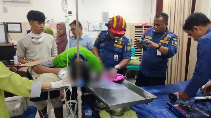 Tangan Karyawan di Tangerang Terjepit Mesin Penggiling
