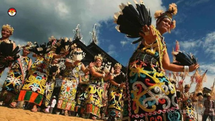 Tarian Enggang Dayak Kenyah.