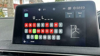 Hangman di Layar Mobil. Permainan hangman ini muncul di layar infotainment mobil dengan pola kata U _ _ L _ _ _. Huruf yang salah sudah cukup banyak, membuat pemain hanya memiliki sedikit pilihan tersisa. Kunci jawaban: UTILISE (ejaan British English untuk utilize). Huruf yang tersisa—T, I, S, dan E—melengkapi pola menjadi U T I L I S E. Teka-teki ini cukup menjebak karena banyak orang cenderung menebak kata berakhiran -ize, padahal jawabannya memakai ejaan Inggris British. Foto: Boredpanda