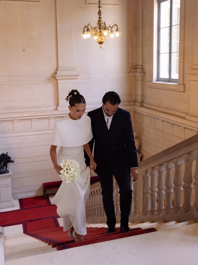 Untuk melengkapi penampilannya, Thylane membawa buket bunga lili putih yang senada dengan gaunnya. Foto: Instagram/@thylaneblondeau