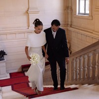 Untuk melengkapi penampilannya, Thylane membawa buket bunga lili putih yang senada dengan gaunnya. Foto: Instagram/@thylaneblondeau