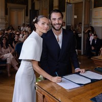 Rambut Thylane ditata dalam gaya sleek bun atau sanggul rendah yang rapi. Sanggulnya dihiasi bunga-bunga kecil berwarna putih sebagai aksesori manis yang memberi sentuhan romantis. Foto: Instagram/@thylaneblondeau