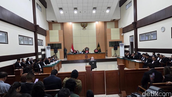 Tifauzia Tyassuma atau dr Tifa didakwa melakukan tindak pidana fitnah dan pencemaran nama baik Presiden ke-7 RI Joko Widodo (Jokowi) atas tudingan ijazah palsu. (Taufiq/detikcom)