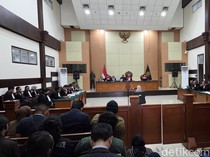 Duduk di Kursi Pesakitan, dr Tifa Didakwa Fitnah Ijazah Jokowi