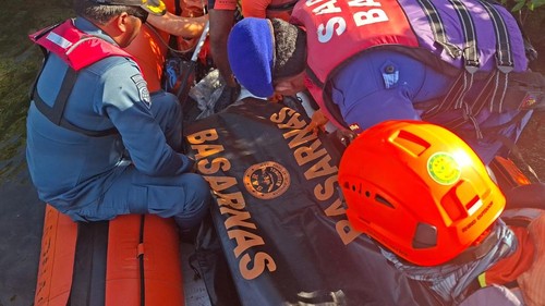 Tim SAR gabungan menemukan Rafles Tafa Kusuma (17), anak buah kapal (ABK) Kapal Turmalin 384310 yang dilaporkan hilang usai terjatuh ke laut di kawasan Pantai Pasir Putih Banyu Wedang, Desa Pejarakan, Kecamatan Gerokgak, Kabupaten Buleleng pada hari kedua pencarian, Kamis (2/7/2026). (Dok. Basarnas)