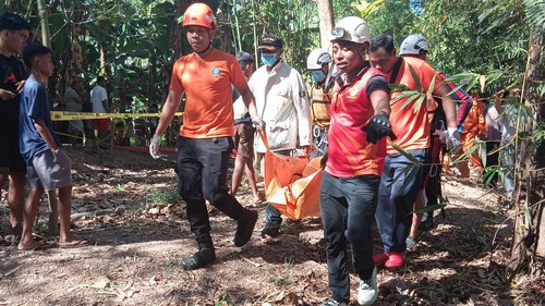 Tim SAR saat mengevakuasi pria lansia bernama Karel Bire (67) yang ditemukan tewas di dalam limbah pembuangan tahu di Kelurahan Airnona, Kecamatan Kota Raja, Kota Kupang, NTT, Kamis (2/7/2026). (Dok. Kantor Pencarian dan Pertolongan Kupang).