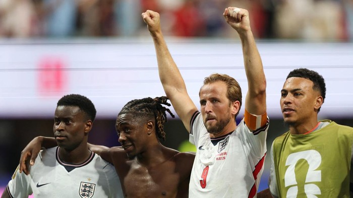 Soccer Football - FIFA World Cup 2026 - Round of 32 - England v DR Congo - Atlanta Stadium, Atlanta, Georgia, U.S. - July 1, 2026 Englands Marc Guehi, Eberechi Eze, Harry Kane and Morgan Rogers celebrate after the match as England qualify for the Round of 16 stage of the World Cup REUTERS/Paul Childs