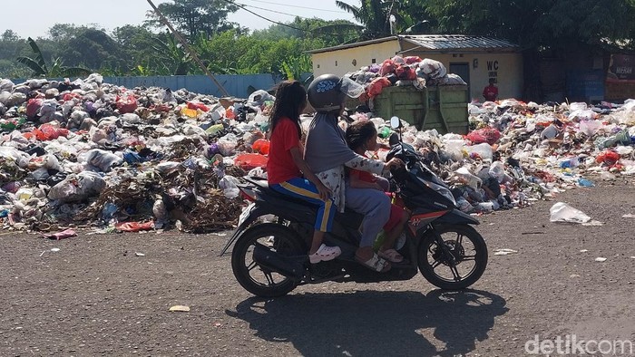 Tumpukan sampah di jalan K.H Abbas Kecamatan Weru