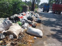 Cirebon Darurat Sampah, Tumpukan Mengular di Pintu Tol Plumbon