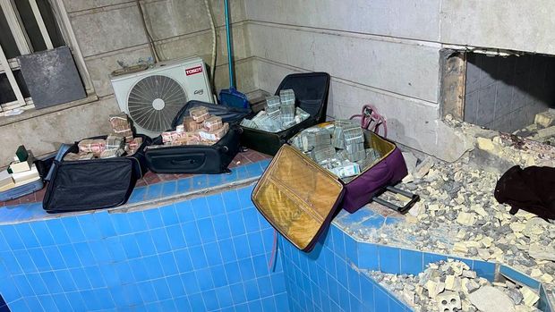 Uang tunai senilai 14 juta dolar AS disembunyikan di dalam dinding: Penggerebekan di rumah wakil menteri perminyakan Irak menyita tumpukan uang tunai. Uang tunai senilai 14 juta dolar AS disembunyikan di dalam dinding: Penggerebekan di rumah wakil menteri perminyakan Irak menyita tumpukan uang tunai. (Facebook/مجلس القضاء الاعلى)