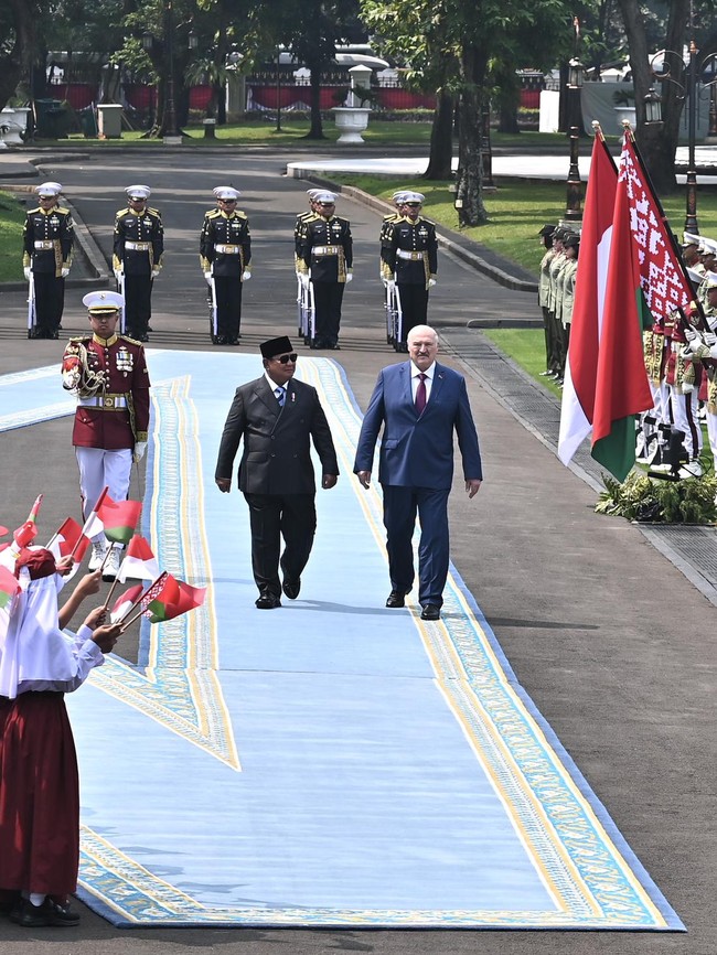 Prabowo Sambut Presiden Belarus dengan Upacara Kenegaraan