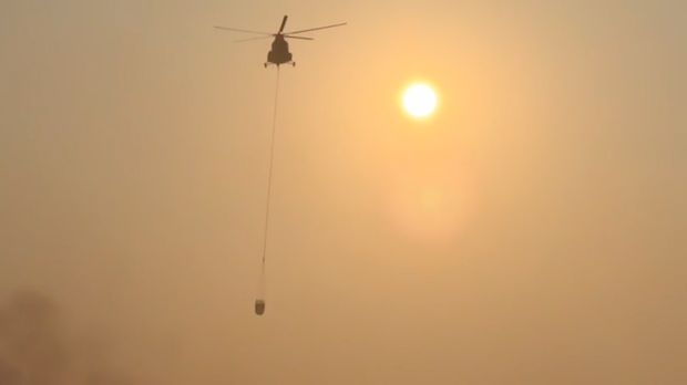 Upaya pemadaman kebakaran TPA Jatiwaringin Tangerang dilanjutkan. Dua helikopter dikerahkan untuk water bombing (dok BNPB)