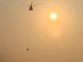 Bagaimana Helikopter Menjatuhkan Ribuan Liter Air Tepat ke Titik Api?
