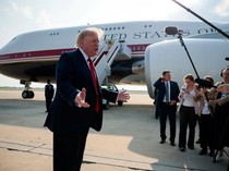 Video: Momen Trump Perdana Naik Air Force One Baru Hadiah dari Qatar