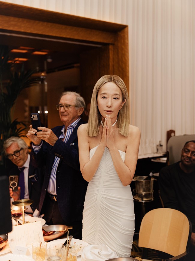Perayaan ulang tahun Vera Wang digelar dengan meriah di Plaza Athénée, Paris, Prancis, akhir pekan lalu. Momen spesial itu ia bagikan melalui serangkaian foto di media sosial. Foto: Instagram/@verawang