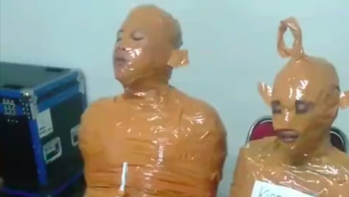 Video pria dihukum dilakban seluruh tubuh menyerupai karakter fiksi anak Teletubbies, Tinky Winky, karena kepergok mencuri viral di medsos. Ini faktanya. (dok Pribadi/Syahroni)