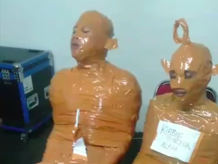 Video pria dihukum dilakban seluruh tubuh menyerupai karakter fiksi anak Teletubbies, Tinky Winky, karena kepergok mencuri viral di medsos. Ini faktanya. (dok Pribadi/Syahroni)