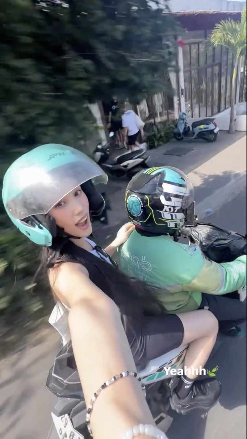 Viral momen Huening Bahiyyih Kep1er naik ojek online di Bali.