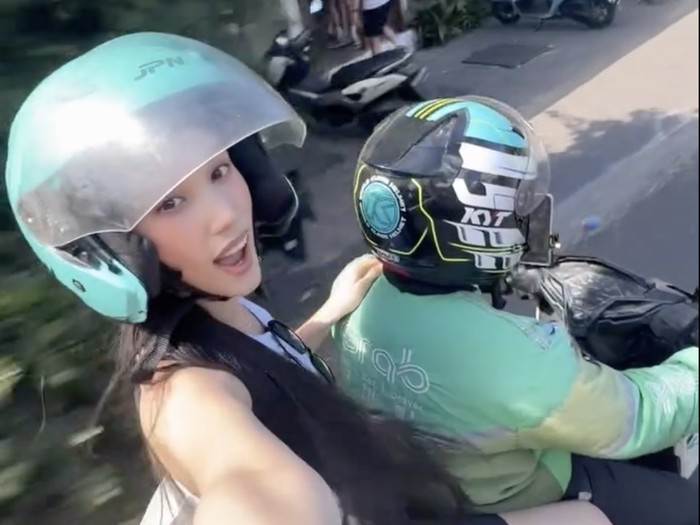 Viral momen Huening Bahiyyih Kep1er naik ojek online di Bali.