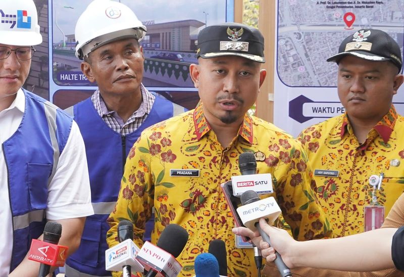 Wakil Camat Grogol Petamburan RM Pradana Putra Wakil Camat Grogol Petamburan RM Pradana Putra Sedang Memberikan Keterangan Terkait Progres Pembangunan Jembatan Layang Latumenten, Jakbar.