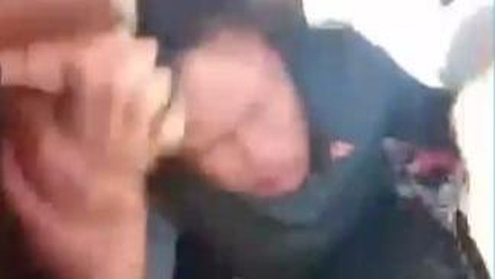 Wanita berinisial SU ditangkap setelah mencopet dompet di Pasar Panjalingan, Maros.