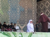 Mesum Saat Live TikTok, Sepasang Kekasih di Aceh Hukum Cambuk