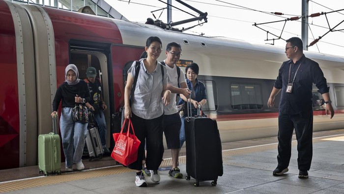 Wisatawan mancanegara berfoto di peron Stasiun Whoosh Padalarang, Kabupaten Bandung Barat, Jawa Barat, Kamis (2/7/2026). Badan Pusat Statistik (BPS) Provinsi Jawa Barat mencatat selama periode Januari-Mei 2026 sebanyak 69.874 warga negara asing (WNA) atau wisatawan mancanegara (Wisman) datang ke Jawa Barat melalui stasiun Whoosh dengan persentase kedatangan paling dominan berada di stasiun Whoosh Padalarang yakni sebesar 86,62 persen. ANTARA FOTO/Abdan Syakura