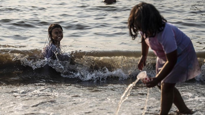 Sejumlah anak bermain air di Pantai Marina, Semarang, Jawa Tengah, Rabu (1/7/2026). Kementerian Pariwisata mengajak masyarakat mengisi libur sekolah 2026 dengan mengeksplorasi berbagai destinasi wisata di sekitar tempat tinggal melalui kampanye Liburan Cara Baru #DiIndonesiaAja yang mendorong pengalaman berwisata yang lebih dekat, mudah dijangkau, terjangkau, namun tetap berkesan, sekaligus memperkuat pergerakan wisatawan nusantara dan menggerakkan perekonomian daerah. ANTARA FOTO/Aprillio Akbar/YU