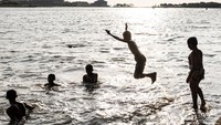 Kampanye tersebut bertujuan mendorong wisata yang mudah dijangkau, terjangkau, dan berkesan sekaligus memperkuat pergerakan wisatawan nusantara serta menggerakkan perekonomian daerah. ANTARA FOTO/Aprillio Akbar 