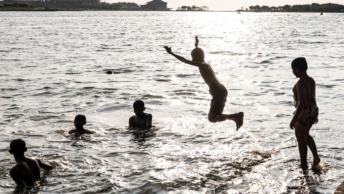 Sejumlah anak bermain air di Pantai Marina, Semarang, Jawa Tengah, Rabu (1/7/2026). Kementerian Pariwisata mengajak masyarakat mengisi libur sekolah 2026 dengan mengeksplorasi berbagai destinasi wisata di sekitar tempat tinggal melalui kampanye Liburan Cara Baru #DiIndonesiaAja yang mendorong pengalaman berwisata yang lebih dekat, mudah dijangkau, terjangkau, namun tetap berkesan, sekaligus memperkuat pergerakan wisatawan nusantara dan menggerakkan perekonomian daerah. ANTARA FOTO/Aprillio Akbar/YU