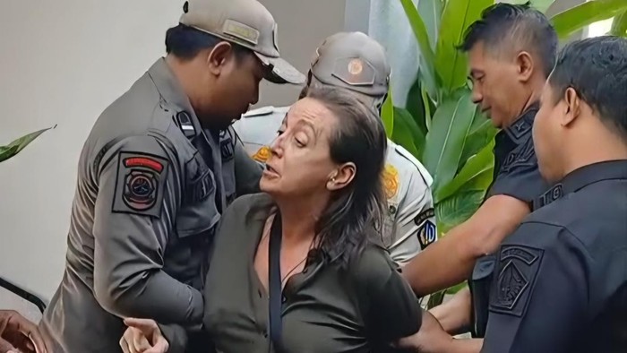 WNA asal Australia diamankan petugas Satpol PP setelah membuat keributan di Casa Dasa Legian Hotel, Kuta, Badung, Rabu (1/7/2026). (Dok. Satpol PP BKO Kuta)