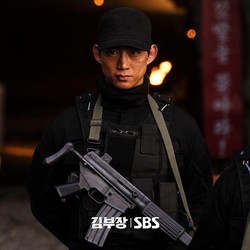 Potret Taecyeon di Episode Agent Kim Reactivated Malam Ini