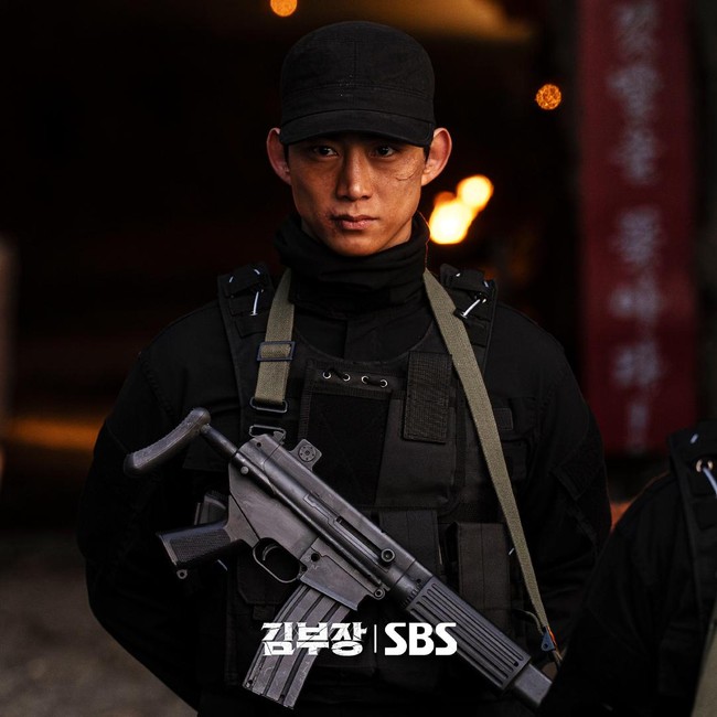Potret Taecyeon di Episode Agent Kim Reactivated Malam Ini