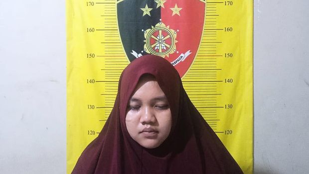 Aksi wanita HCTW (20), menjual emas palsu di Pamulang, Tangerang Selatan, digagalkan penjaga toko hingga akhirnya dilaporkan ke polisi. (Dok istimewa).