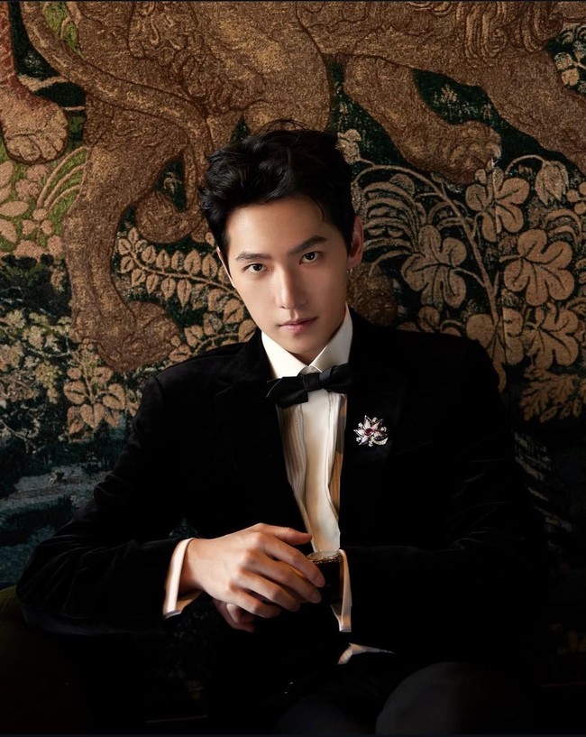 Sempat muncul rumor bahwa Yang Yang mengalami cedera tulang saat proses syuting. Namun kemudian ia langsung untuk menenangkan penggemar dan memastikan kondisinya baik-baik saja Foto: Dok. Weibo, Instagram