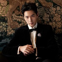 Sempat muncul rumor bahwa Yang Yang mengalami cedera tulang saat proses syuting. Namun kemudian ia langsung untuk menenangkan penggemar dan memastikan kondisinya baik-baik saja Foto: Dok. Weibo, Instagram
