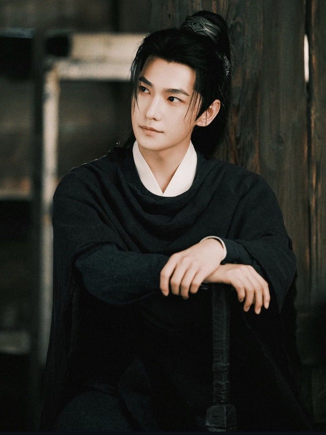 Pada Mei 2026, Yang Yang ramai dibicarakan karena comeback drama wuxia atau detektif terbarunya berjudul Zhan Zhao Adventures. Ini perubahan image besar untuk Yang Yang, karena ia tampil lebih serius dan penuh adegan aksi dibanding drama romantis sebelumnya. Foto: Dok. Weibo, Instagram