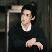 Pada Mei 2026, Yang Yang ramai dibicarakan karena comeback drama wuxia atau detektif terbarunya berjudul Zhan Zhao Adventures. Ini perubahan image besar untuk Yang Yang, karena ia tampil lebih serius dan penuh adegan aksi dibanding drama romantis sebelumnya. Foto: Dok. Weibo, Instagram