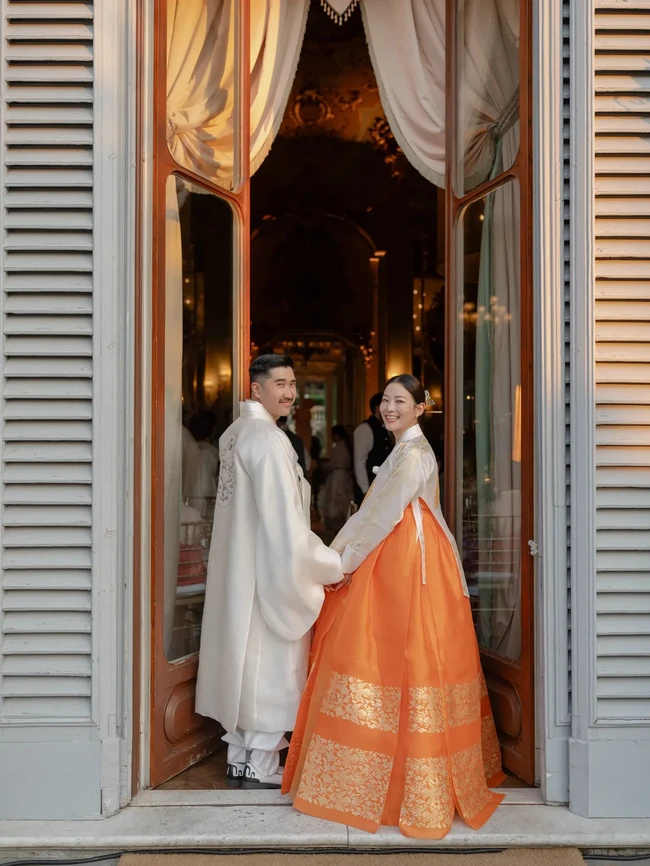 Meski dilangsungkan di Italia, suasana pernikahan Arden dan Chris tetap kental dengan budaya Korea Selatan. Kedua pengantin memakai hanbok alias baju tradisional Korea khusus rancangan rumah mode MeeHee, yang berbasis di Los Angeles. Dalam wawancaranya dengan Vogue Weddings, Arden mengungkap bahwa mereka juga mendorong tamu undangannya memakai hanbok. Foto: dok. Vogue Weddings