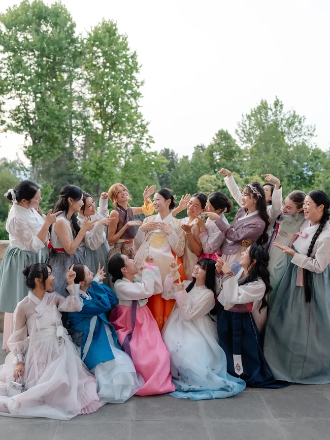 Berbeda dengan desain hanbok pada umumnya. Sang pengantin wanita memilih hanbok berwarna oranye cerah, yang melambangkan kegembiraan, kemakmuran, dan energi positif dalam budaya Korea Selatan. Foto: dok. Vogue Weddings