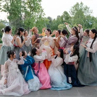 Berbeda dengan desain hanbok pada umumnya. Sang pengantin wanita memilih hanbok berwarna oranye cerah, yang melambangkan kegembiraan, kemakmuran, dan energi positif dalam budaya Korea Selatan. Foto: dok. Vogue Weddings