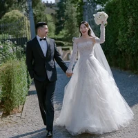 Selama pemberkatan yang dilangsungkan keesokan harinya, Sabtu (27/6/2026), Arden tampil menawan dalam balutan gaun pengantin rancangan khusus desainer Vera Wang. Sementara untuk resepsinya, ia berganti gaun putih Eden Aharon. Foto: dok. Vogue Weddings