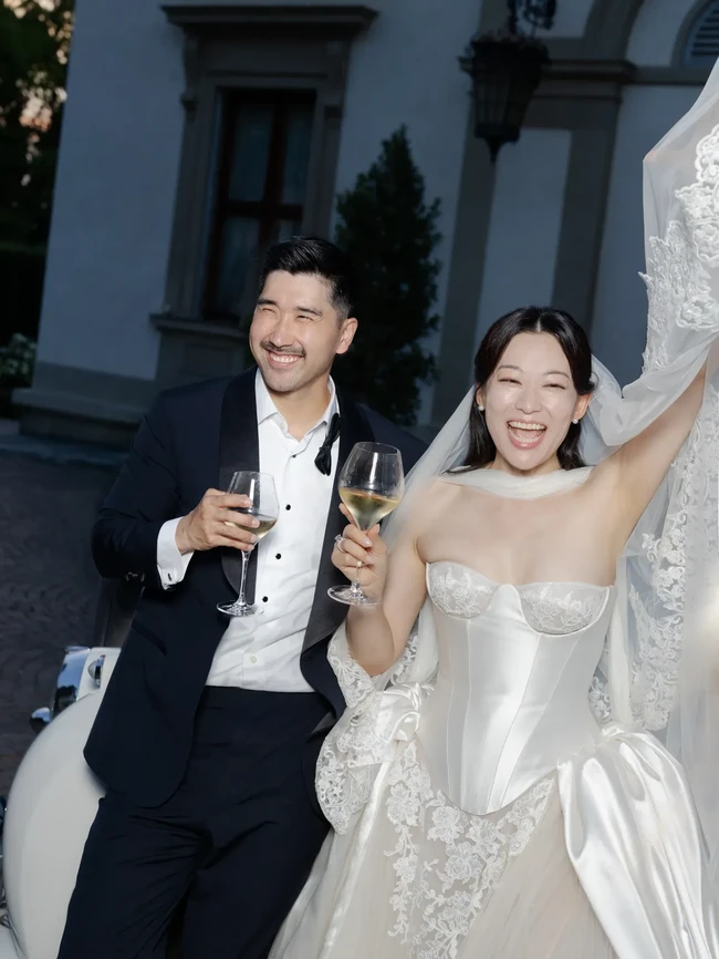 Arden sebenarnya telah dilamar Chris secara romantis di tempat favoritnya di Maui sejak Maret 2025. Namun, pesta pernikahan mereka tertunda selama setahun karena kesibukan Arden dengan jadwal promosi film KPop Demon Hunters dan musim penghargaan. Mereka mulai mempersiapkannya tepat setelah Oscar dengan bantuan wedding organizer. Foto: dok. Vogue Weddings